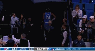 这球够硬！恩比德顶翻小卡特扣篮2+1 后者回更衣室